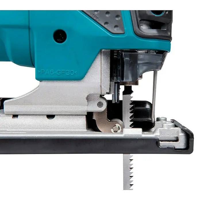 Makita Caladora eléctrica 4351FCTJ - 800 /min - 2.800 /min, Profundidad de corte máx. en madera: 135 mm, Número de niveles de elevación del péndulo: 4 ud. - Primer plano del mecanismo de corte de una sierra de calar turquesa, con hoja de sierra plateada y base metálica.