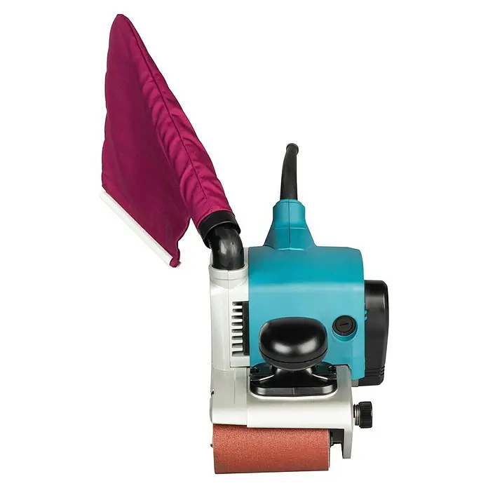 Makita Elektro-Bandschleifmaschine 9403J - 1.200 W - Bandschleifer mit türkis-weißem Gehäuse, schwarzem Griff, rotbraunem Schleifband und lila Staubfangbeutel.