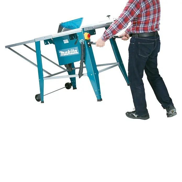 Makita Tischkreissäge 2712 - 2.000 W, Durchmesser Sägeblatt: 315 mm, Schnitttiefe bei 90 °: 85 mm - Person bewegt eine türkise Makita tragbare Tischkreissäge mit Rollen.