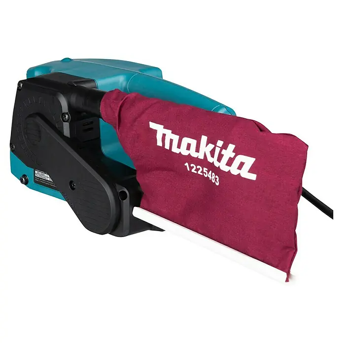 Makita Elektro-Bandschleifmaschine 9911J - 650 W - Türkis-schwarzer Makita Bandschleifer mit rotem Staubsack, der das Makita-Logo zeigt.