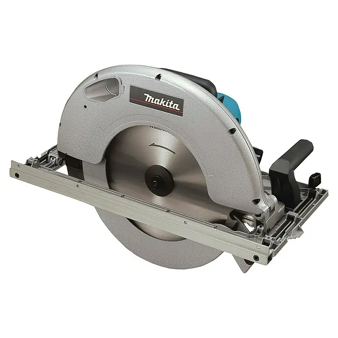 Makita Handkreissäge 5143R - 2.200 W, Durchmesser Sägeblatt: 355 mm, Schnitttiefe bei 90 °: 130 mm - Silber-graue Makita Handkreissäge mit schwarzem Griff und Sägeblatt.
