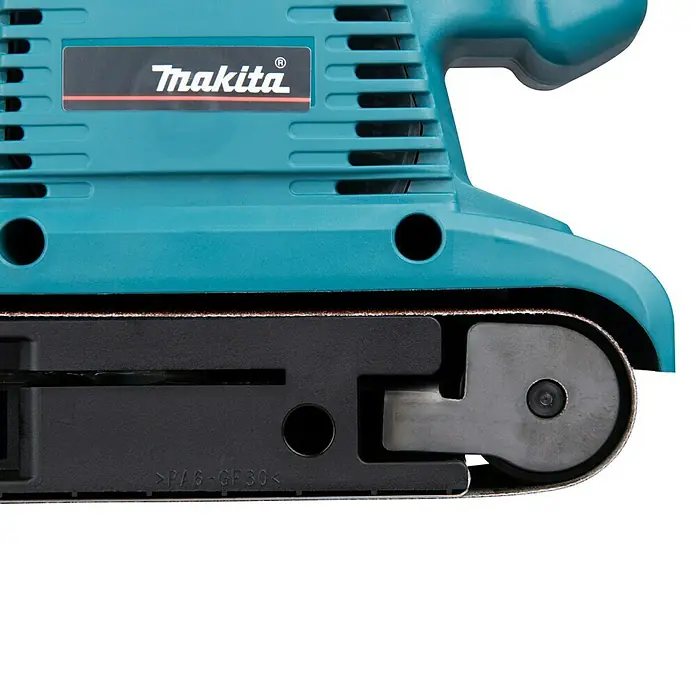 Makita Elektro-Bandschleifmaschine 9911J - 650 W - Nahaufnahme eines türkisen Makita Bandschleifers mit Logo, Lüftungsschlitzen und dem Schleifband auf Rollen.