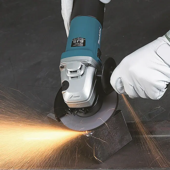 Makita Elektro-Winkelschleifer 9565CR - 1.400 W, 11.000 U/min - Ein teal-silberner Winkelschleifer, gehalten von behandschuhten Händen, schneidet in ein Metallstück und erzeugt helle orange Funken.