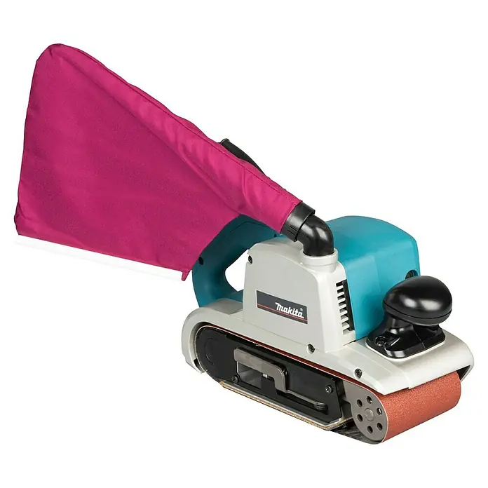 Makita Elektro-Bandschleifmaschine 9403J - 1.200 W - Makita Bandschleifer mit rosa Staubbeutel, türkis-weißem Gehäuse und rotbraunem Schleifband.