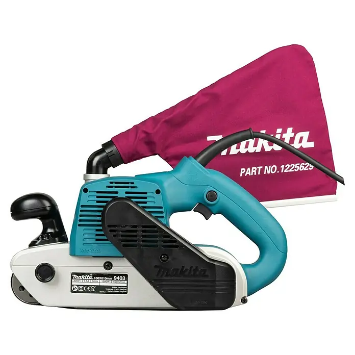 Makita Elektro-Bandschleifmaschine 9403J - 1.200 W - Türkiser und grauer Makita Bandschleifer mit schwarzem Frontgriff, Hauptgriff und einem magentafarbenen Staubsack.