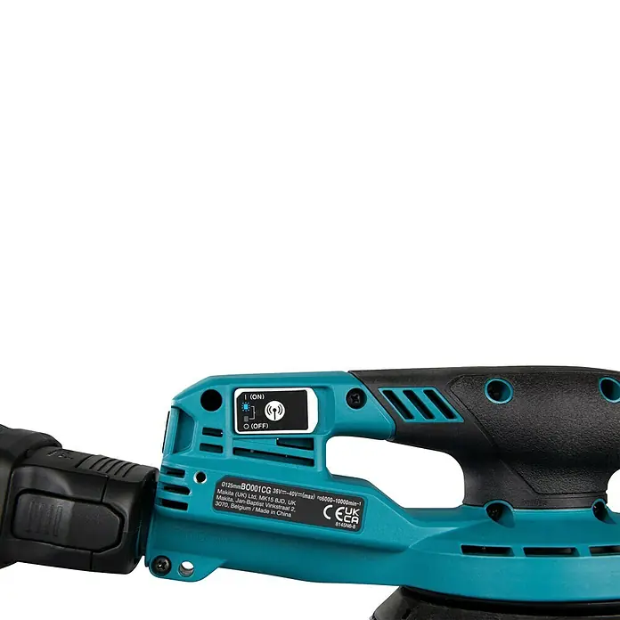 Makita XGT 40V max. Akku-Exzenterschleifer - 40 V, Ohne Akku, Durchmesser Schleifteller: 125 mm - Nahaufnahme eines türkis-schwarzen Makita Exzenterschleifers mit Schalter und Produktetikett.