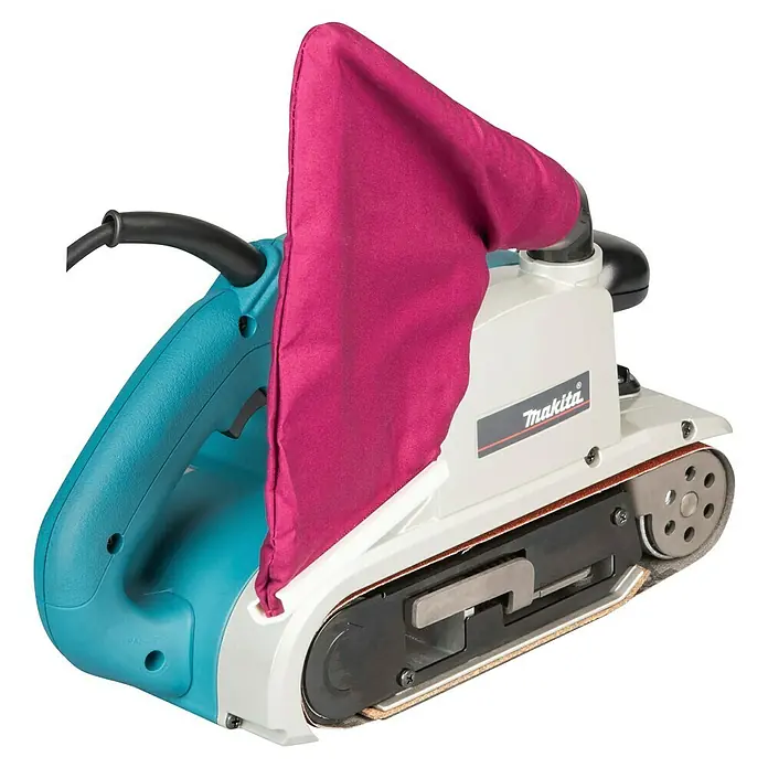 Makita Elektro-Bandschleifmaschine 9403J - 1.200 W - Eine Makita Bandschleifmaschine mit türkisem Griff, weißem Gehäuse und magenta Staubfangbeutel, zeigt den Schleifbandmechanismus.
