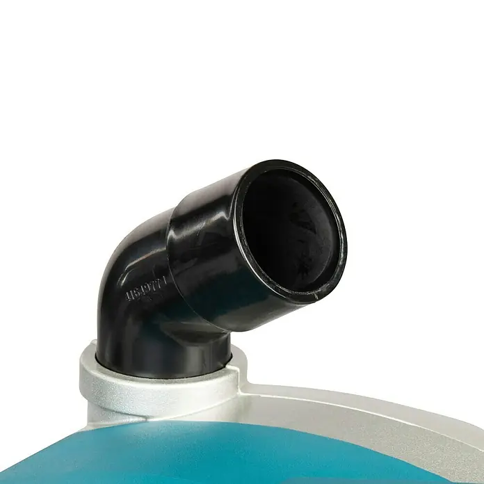 Makita Elektro-Bandschleifmaschine 9403J - 1.200 W - Nahaufnahme eines schwarzen Kunststoff-Winkelverbinders für die Staubabsaugung an einem blauen Elektrowerkzeug.