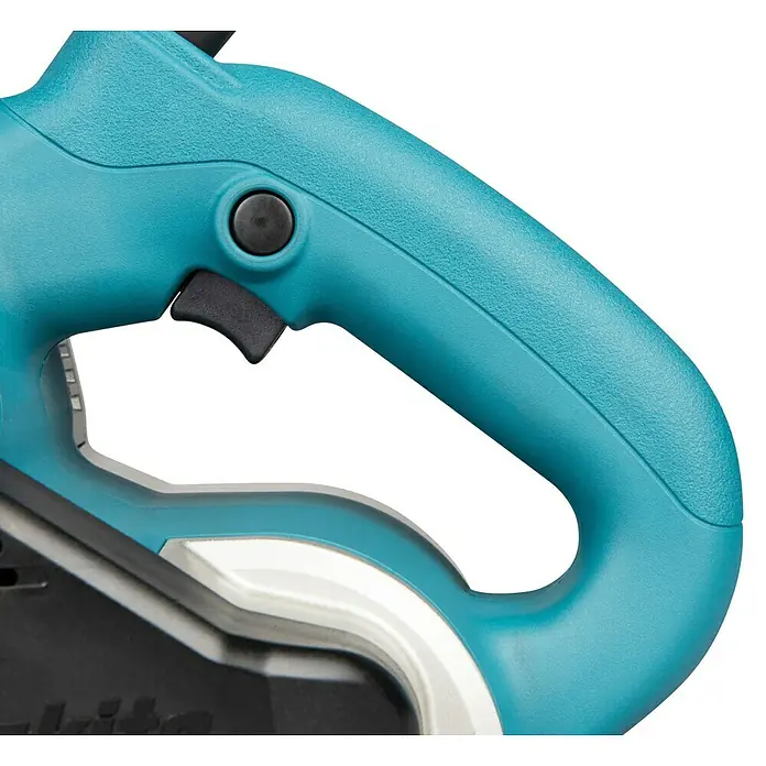 Makita Elektro-Bandschleifmaschine 9403J - 1.200 W - Nahaufnahme eines türkisblauen Elektrowerkzeuggriffs mit texturierter Oberfläche und schwarzem Abzug.