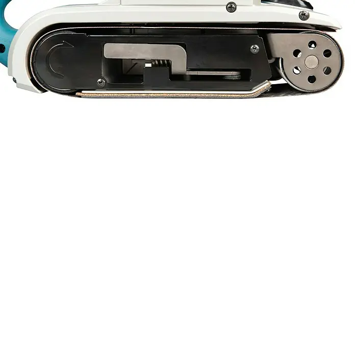 Makita Lijadora de banda eléctrica de sobremesa 9403J - 1.200 W - Lijadora de banda blanca y turquesa, mostrando la base de lijado negra, componentes metálicos y la banda abrasiva.