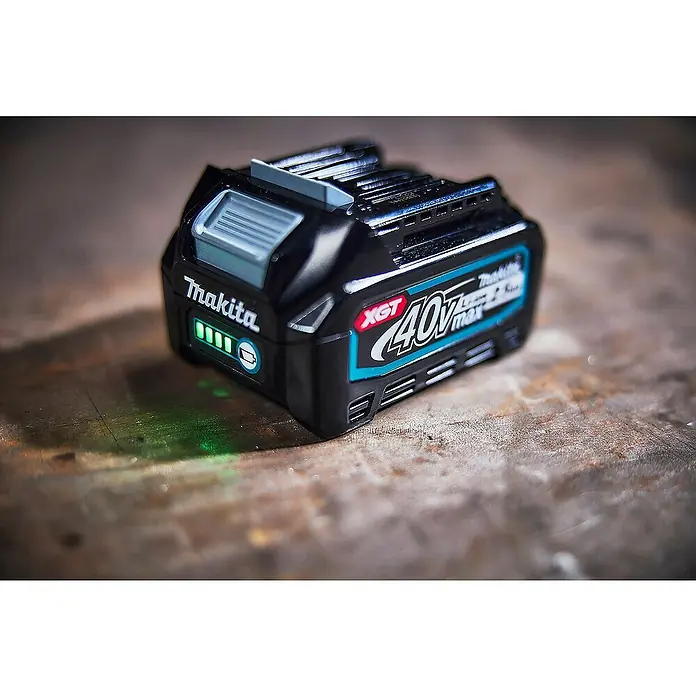 Makita XGT 40V max. Akku BL4025 - 40 V, 2,5 Ah - Schwarzer Makita XGT 40V max Akku mit leuchtender grüner Ladestandsanzeige und blauen Akzenten auf texturierter Oberfläche.