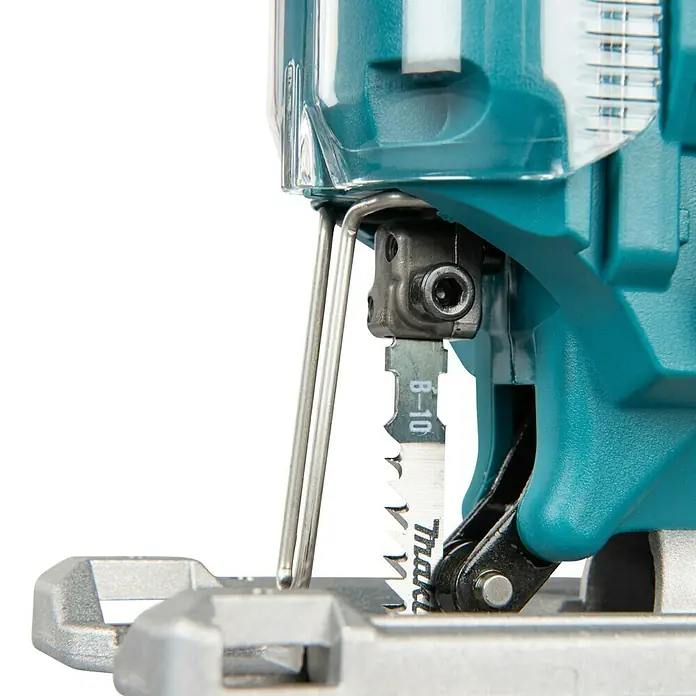 Makita LXT 18V Akku-Pendelhubstichsäge DJV186Z - 18 V, Ohne Akku, 2.900 /min - Nahaufnahme des Sägeblatts und Führungsmechanismus einer tealfarbenen Stichsäge mit silberner Basisplatte und montiertem "B-10"-Sägeblatt.