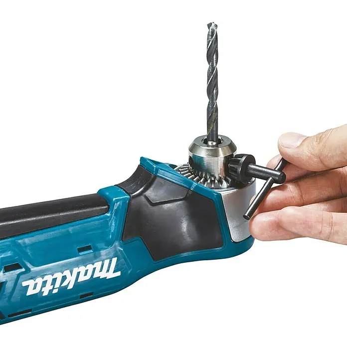 Makita CXT 12V max. Akku-Winkelbohrmaschine DA332DSYJ - 12 V, 1 Akku - Türkis-schwarze Makita Winkelbohrmaschine mit Bohrfutter und Bohrer. Eine Hand verstellt das Bohrfutter mit einem Schlüssel.