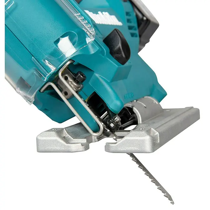 Makita LXT 18V Akku-Pendelhubstichsäge DJV186Z - 18 V, Ohne Akku, 2.900 /min - Nahaufnahme des vorderen Bereichs einer türkisen Makita Stichsäge mit Metallfußplatte und gezacktem Sägeblatt.