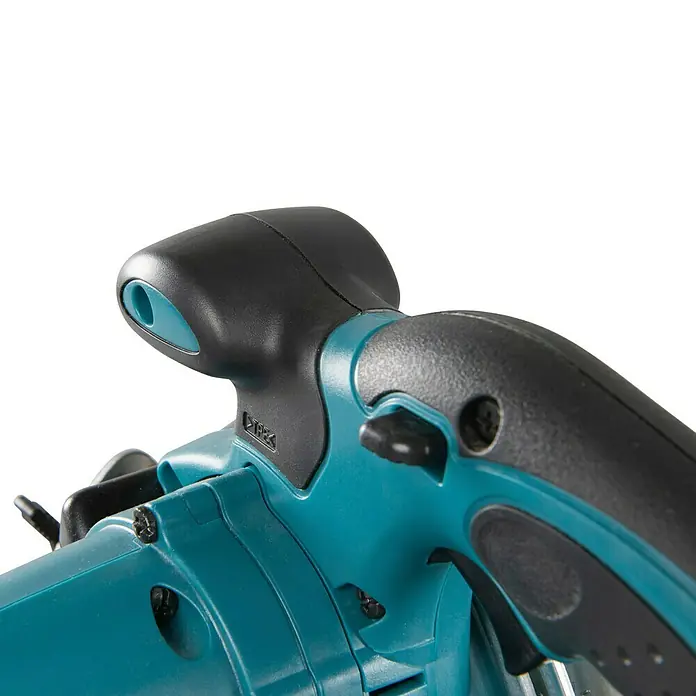 Makita LXT 18V Akku-Handkreissäge DSS501RTJ - 18 V, 2 Akkus, 5 Ah, 0 U/min - 3.600 U/min - Nahaufnahme des ergonomischen Griffs und Steuerbereichs eines türkisfarbenen und schwarzen Elektrowerkzeugs mit komfortablem Griff und Bedientasten.