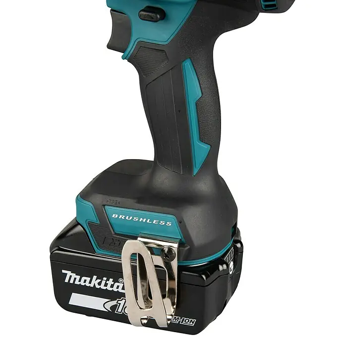 Makita LXT 18V Akku-Schlagbohrschrauber DHP492RTJ - 18 V, 2 Akkus, 5 Ah, 130 Nm - Nahaufnahme des schwarz-türkisen Makita Brushless-Bohrschraubergriffs mit angeschlossenem 18V LXT Li-ion Akku und Metallgürtelclip.