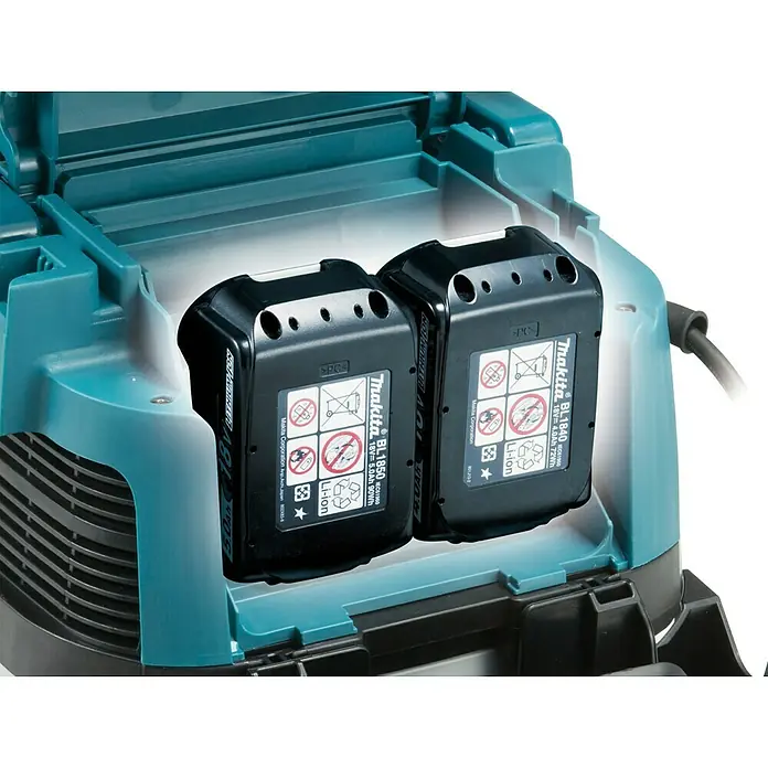 Makita LXT 18V Akku-Nass-Trockensauger DVC150LZ - 36 V, Ohne Akku, Behältervolumen: 15 l - Zwei schwarze Makita Li-ion Akkus in einem türkisfarbenen Werkzeug oder Ladegerät eingesetzt. Einer ist 4.0Ah, der andere 5.0Ah.