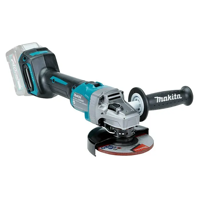 Makita XGT 40V max. Amoladora angular de batería GA008GZ - 40 V, Sin batería, Diámetro disco: 125 mm - Una amoladora angular inalámbrica Makita negra y turquesa con cabezal gris y disco rojo, con batería de 40V.