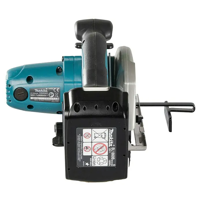Makita LXT 18V Akku-Handkreissäge DSS501RTJ - 18 V, 2 Akkus, 5 Ah, 0 U/min - 3.600 U/min - Ansicht von oben einer türkisen und schwarzen Makita Akku-Handkreissäge mit Akku.