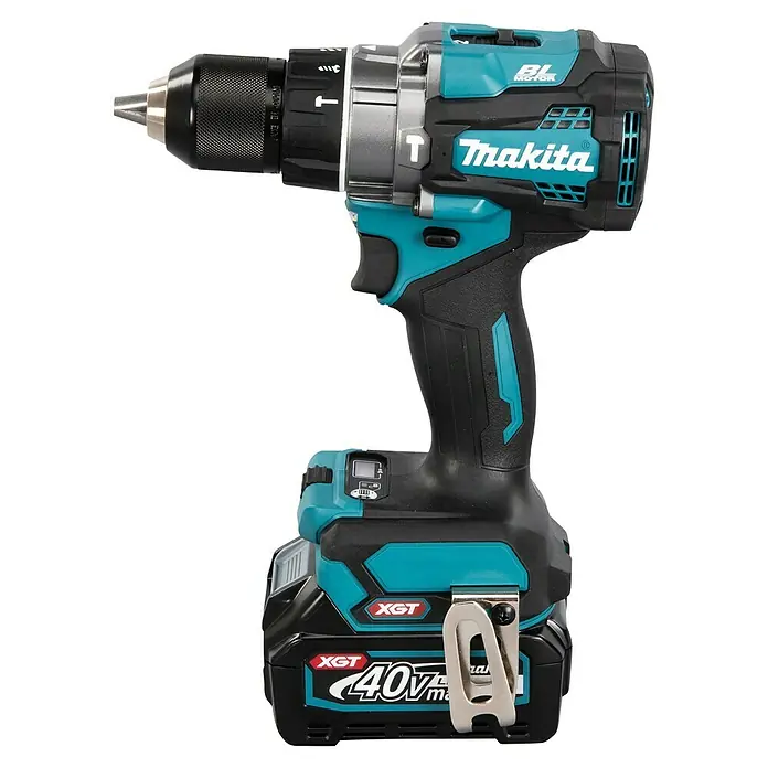 Makita XGT 40V max. Akku-Schlagbohrschrauber HP001GD201 - 40 V, 2 Akkus, 2,5 Ah, 41 Nm - Eine schwarz-türkise Makita Akku-Schlagbohrmaschine mit 40V XGT Akku, BL Motor und Gürtelclip.