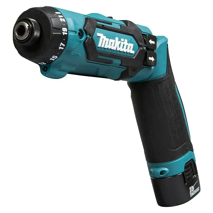 Makita Akkuschrauber DF012DSE - 7,2 V, 2 Akkus, 1,5 Ah - Makita Akku-Schrauber in Türkis und Schwarz mit Sechskantfutter, einstellbarer Kupplung und 7,2V Lithium-Ionen-Akku.