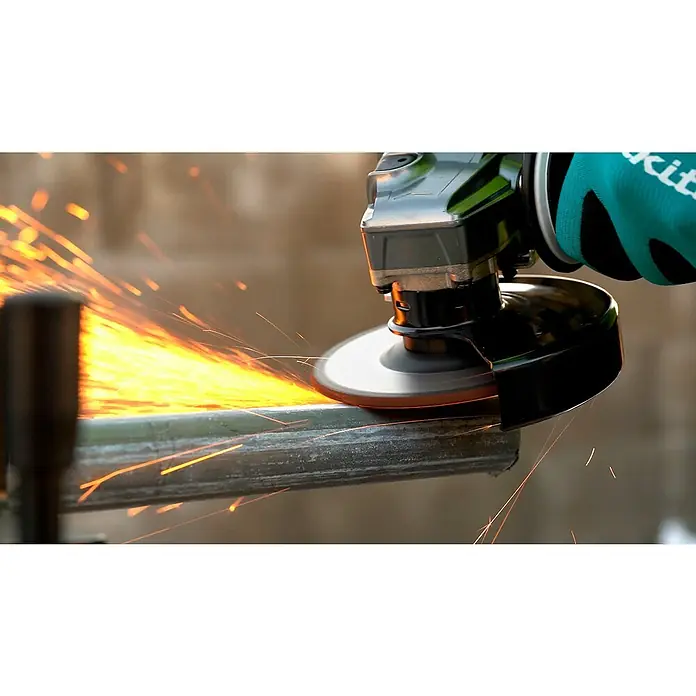 Makita XGT 40V max. Akku-Winkelschleifer GA050GZ - Ohne Akku, Durchmesser Scheibe: 125 mm - Winkelschleifer schneidet Metallstange, erzeugt hellen Funkenregen. Eine Hand im türkisfarbenen Handschuh hält das Werkzeug.