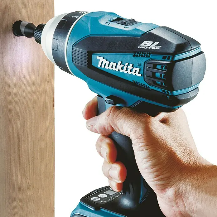Makita LXT 18V Akku-Schlagbohrschrauber Quadroschrauber DTP141Z mit Schlagschraubfunktion - 18 V, Ohne Akku, 150 Nm - Blauer und schwarzer Makita Schlagschrauber bohrt mit Lochsägeaufsatz in helles Holz, von einer Hand gehalten.