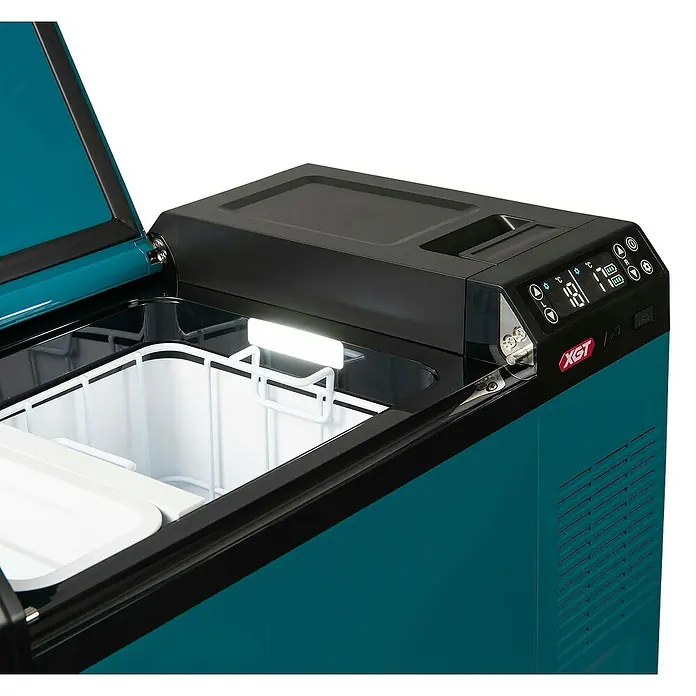 Makita Akku-Kühlbox zum Kühlen & Warmhalten CW004GZ - 18 V, Ohne Akku, 29 l - Offene türkisfarbene Kühlbox mit schwarzem Deckel, Digitalanzeige (18/17°C), Innenbeleuchtung und weißem Korb. Marke XGT.