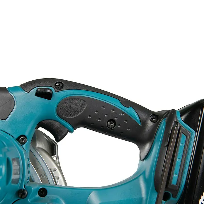 Makita LXT 18V Akku-Handkreissäge DSS501RTJ - 18 V, 2 Akkus, 5 Ah, 0 U/min - 3.600 U/min - Ergonomischer, türkis-schwarzer Elektrowerkzeuggriff mit strukturierter Oberfläche und Abzug.