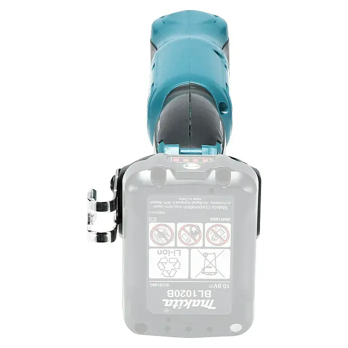 Makita CXT 12V max. Akku-Winkelbohrmaschine DA333DZ - 12 V, Ohne Akku - Grauer Makita BL1020B 10.8V Li-ion Akku mit Beschriftungen, befestigt an einem blau-schwarzen Elektrowerkzeuggriff. Ein Metall-Gürtelclip ist sichtbar.