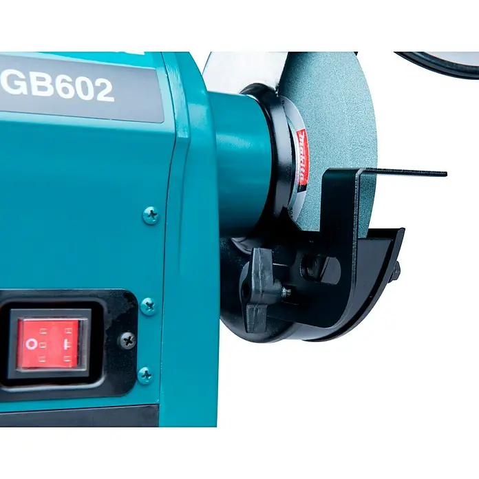Makita Elektro-Doppelschleifer GB602 - 250 W, 2.850 U/min - Türkisfarbener Schleifbock mit rotem Ein-/Ausschalter, "GB602"-Etikett und Schleifscheibe mit schwarzem Schutz und verstellbarer Werkzeugauflage.