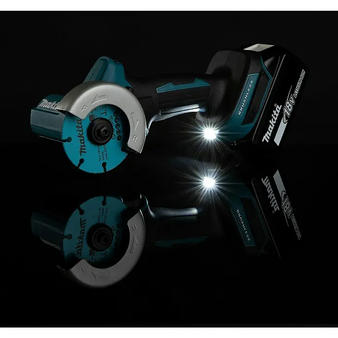 Makita LXT 18V Amoladora angular de batería DMC300Z - 18 V, Sin batería - Una herramienta de corte sin cable Makita negra y turquesa con batería de 18V de litio y luz frontal brillante, reflejada en una superficie oscura.