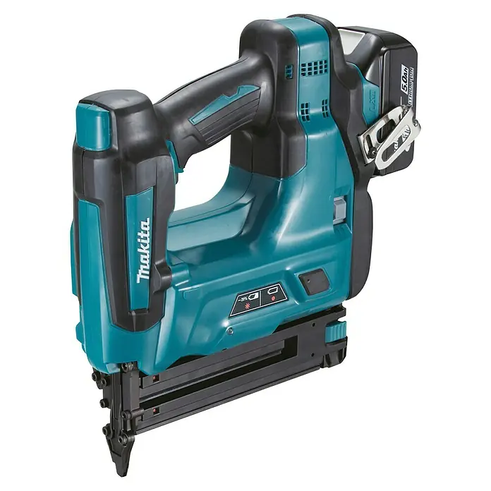 Makita LXT 18V Clavadora de batería DBN500 - 18 V, 2 baterías, 5 Ah, Longitud del clavo: 15 mm - 50 mm - Clavadora inalámbrica Makita turquesa y negra con batería de iones de litio de 5.0Ah y clip para cinturón.