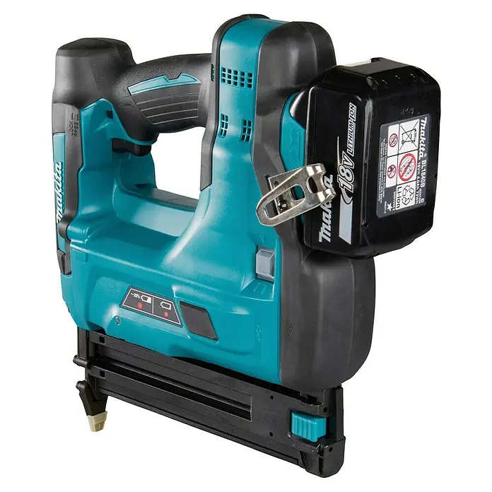 Makita LXT 18V Akku-Nagler DBN500RTJ - 18 V, 2 Akkus, 5 Ah, Länge Nagel: 15 mm - 50 mm - Türkis-schwarzer Makita Akku-Nagler mit angeschlossenem 18V-Akku.