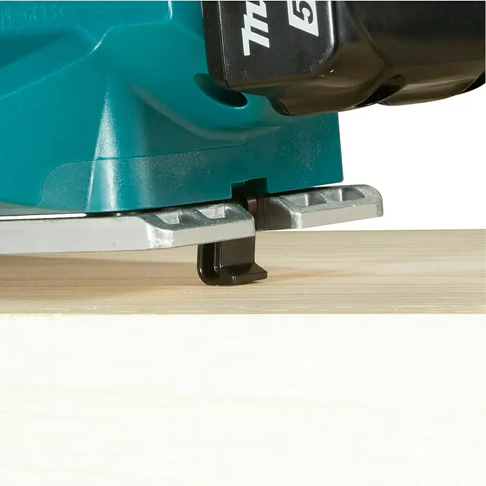 Makita LXT 18V Akku-Hobel - 18 V, Ohne Akku, Leerlaufdrehzahl: 12.000 U/min - Nahaufnahme einer türkisblauen Elektrowerkzeug-Metallbasis auf hellem Holz mit sichtbarem Akku-Teil.