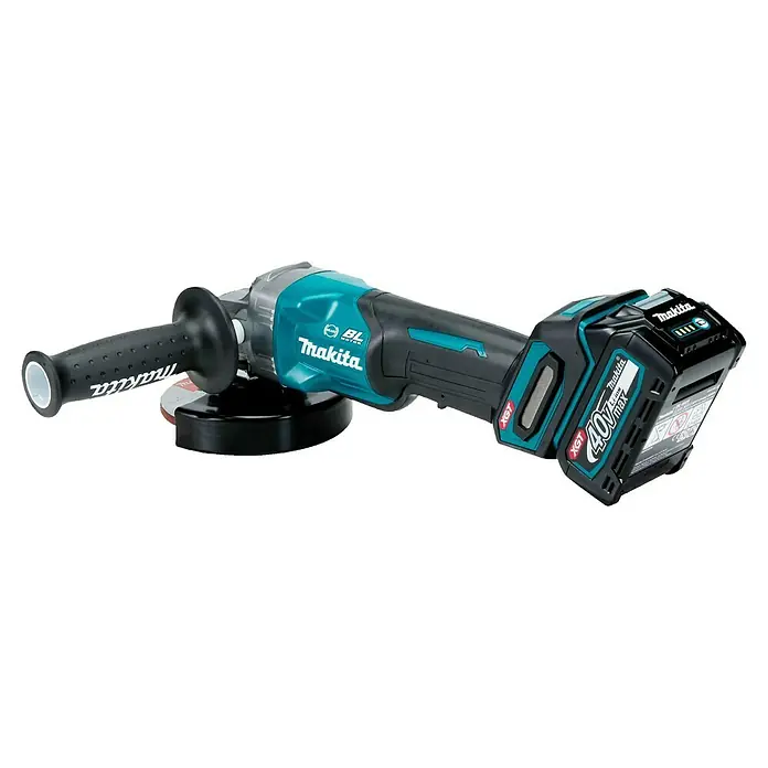 Makita XGT 40V max. Akku-Winkelschleifer GA013GM201 - 2 Akkus, 4 Ah, Leerlaufdrehzahl: 8.500 U/min - Makita Akku-Winkelschleifer in Türkis und Schwarz mit Akku und Seitenhandgriff.