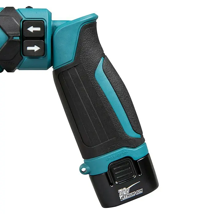 Makita Akkuschrauber DF012DSE - 7,2 V, 2 Akkus, 1,5 Ah - Türkisfarbener und schwarzer Werkzeuggriff mit strukturierter Oberfläche und 7,2V Lithium-Ionen-Akku. Mit Steuertasten und Pfeilen.