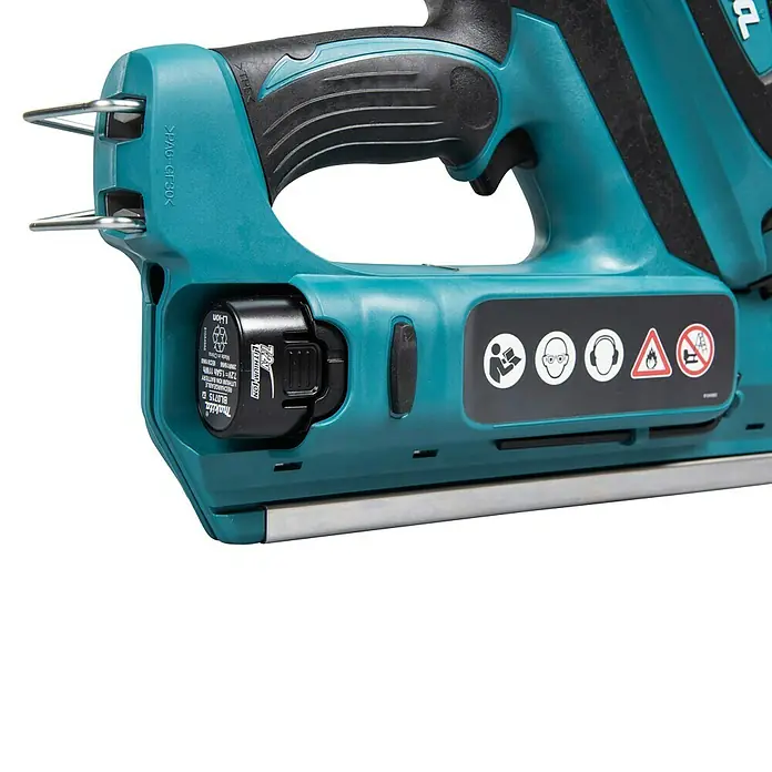 Makita Akku-Gasnagler GN900SE - 7,2 V, 2 Akkus, Länge Nagel: 50 mm - 90 mm - Nahaufnahme eines türkis-schwarzen Makita Akku-Klammergeräts/Naglers mit sichtbarem 7.2V Li-Ionen-Akku und Sicherheitshinweisen.