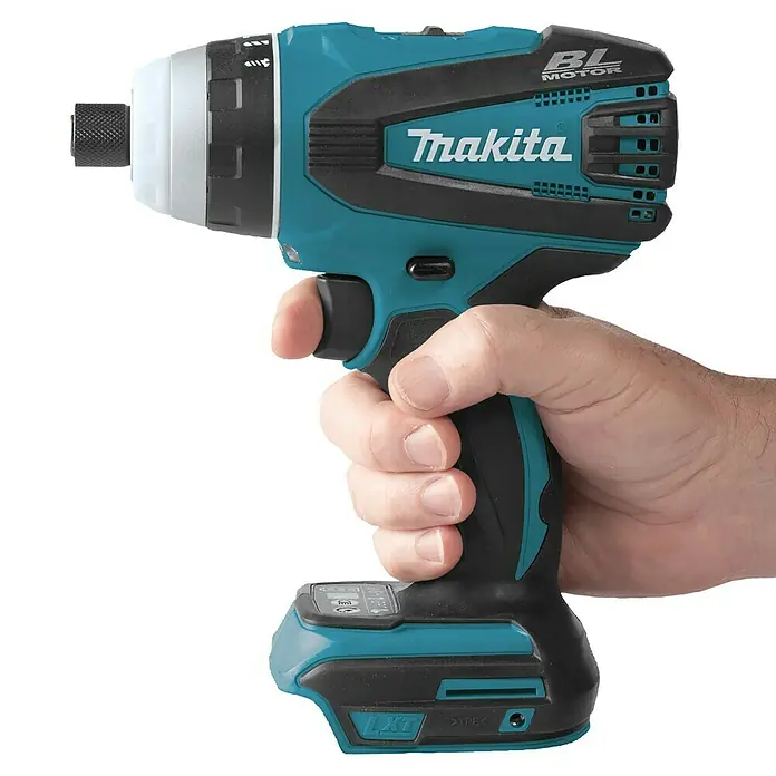Makita LXT 18V Akku-Schlagbohrschrauber Quadroschrauber DTP141Z mit Schlagschraubfunktion - 18 V, Ohne Akku, 150 Nm - Eine Hand hält einen türkis-schwarzen Makita Schlagschrauber.
