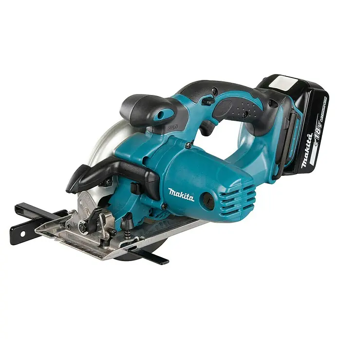 Makita LXT 18V Akku-Handkreissäge DSS501RTJ - 18 V, 2 Akkus, 5 Ah, 0 U/min - 3.600 U/min - Eine türkis-schwarze Makita 18V Akku-Kreissäge mit silbernem Blattschutz und Grundplatte.