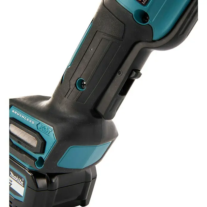 Makita XGT 40V max. Akku-Winkelschleifer GA013GM201 - 2 Akkus, 4 Ah, Leerlaufdrehzahl: 8.500 U/min - Nahaufnahme eines teal-schwarzen Makita BRUSHLESS XGT Elektrowerkzeugs mit texturiertem Griff, sichtbaren Schrauben und einem Teil des Akkus.