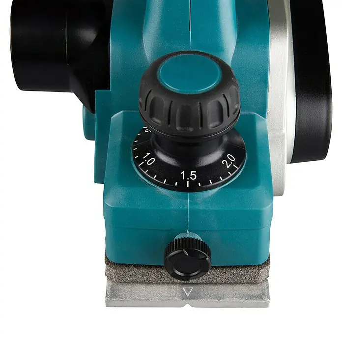 Makita LXT 18V Akku-Handhobel DKP180Z - 18 V, Li-Ionen, Ohne Akku, Hobelbreite: 82 mm - Vorderseite eines türkisen Elektrohobels mit schwarzem Tiefenverstellknopf und silberner Gleitsohle.
