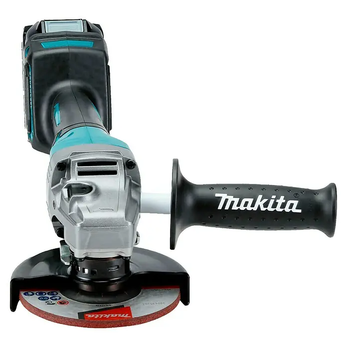 Makita XGT 40V max. Akku-Winkelschleifer GA013GM201 - 2 Akkus, 4 Ah, Leerlaufdrehzahl: 8.500 U/min - Eine kabellose Makita Winkelschleifer mit schwarzem und blaugrünem Gehäuse, silbernem Getriebe und Zusatzgriff, mit roter Trennscheibe.