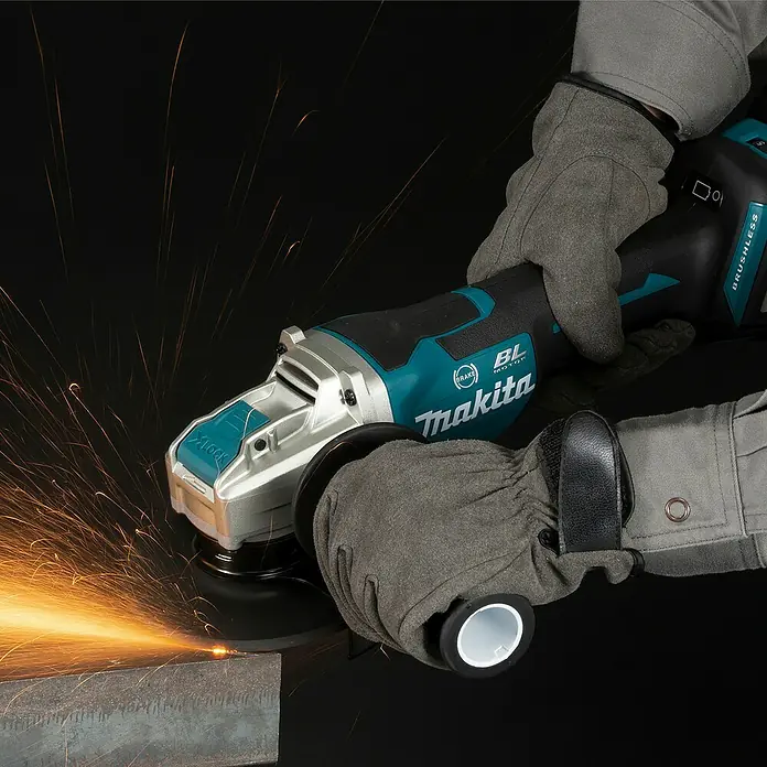 Makita LXT 18V Akku-Winkelschleifer DGA519Z - 18 V, Ohne Akku, Leerlaufdrehzahl: 3.000 U/min - 8.500 U/min - Eine Person mit Handschuhen verwendet einen Makita Winkelschleifer auf Metall, Funken fliegen.