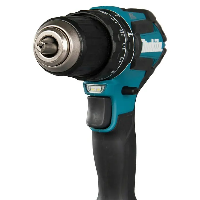 Makita LXT 18V Akku-Schlagschrauber DHP485Z - 18 V, Ohne Akku, 50 Nm - Türkis-schwarzer Akku-Bohrschrauber mit silbernem Bohrfutter und LED-Licht, frontal.