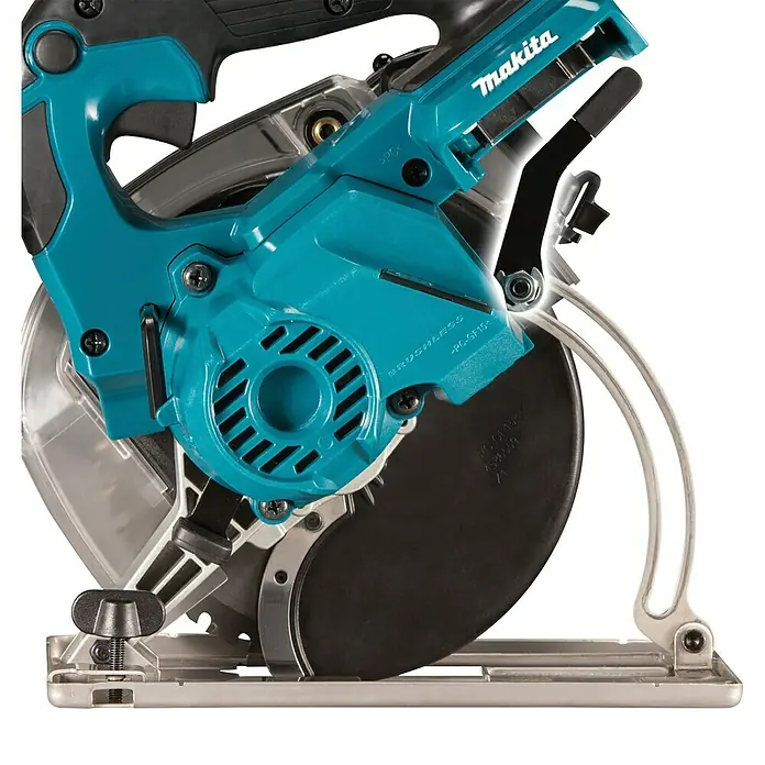 Makita LXT 18V Akku-Handkreissäge DCS553RTJ - 18 V, 2 Akkus, 5 Ah - Türkise und schwarze Makita Handkreissäge mit transparentem Blattschutz und silbernem Metallsockel.