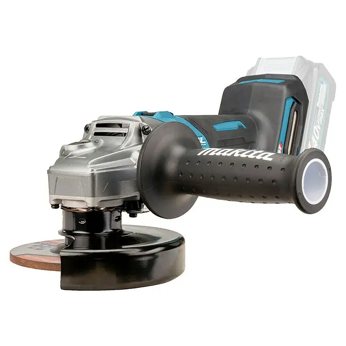 Makita XGT 40V max. Amoladora angular de batería GA008GZ - 40 V, Sin batería, Diámetro disco: 125 mm - Amoladora angular a batería negra y azul con cabezal plateado, disco de corte, empuñadura lateral y batería.