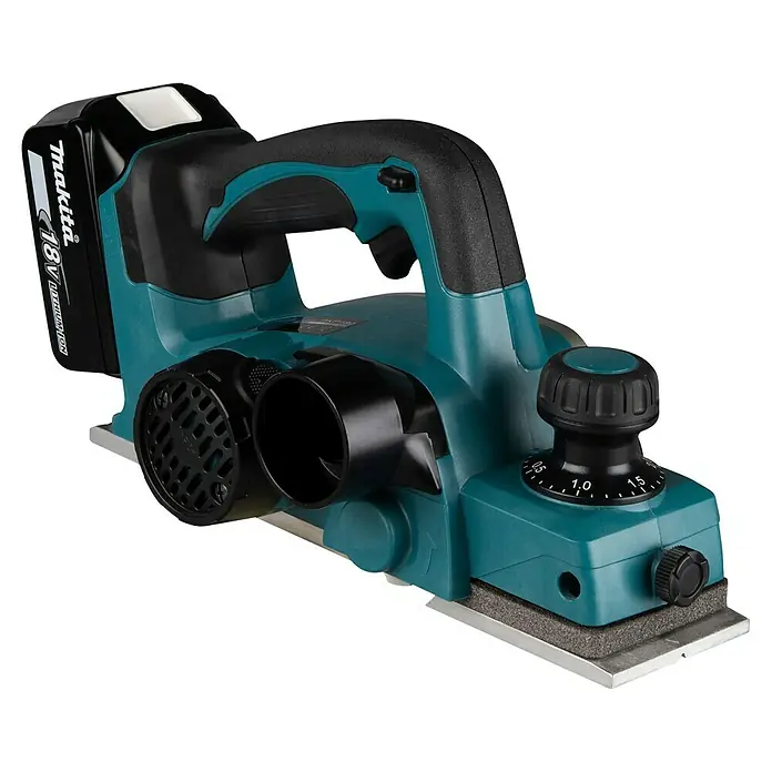 Makita LXT 18V Akku-Handhobel DKP180RTJ - 18 V, 2 Akkus, Hobelbreite: 82 mm, 5 Ah - Türkis-schwarzer Makita 18V Akku-Hobel mit Akku, Tiefenverstellknopf und Staubauswurf.