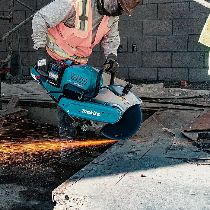 Makita XGT 40V max. Akku-Trennschleifer - Ohne Akku, 5.300 U/min - Arbeiter schneidet mit einer türkisfarbenen Makita Trennsäge Material, Funken fliegen.