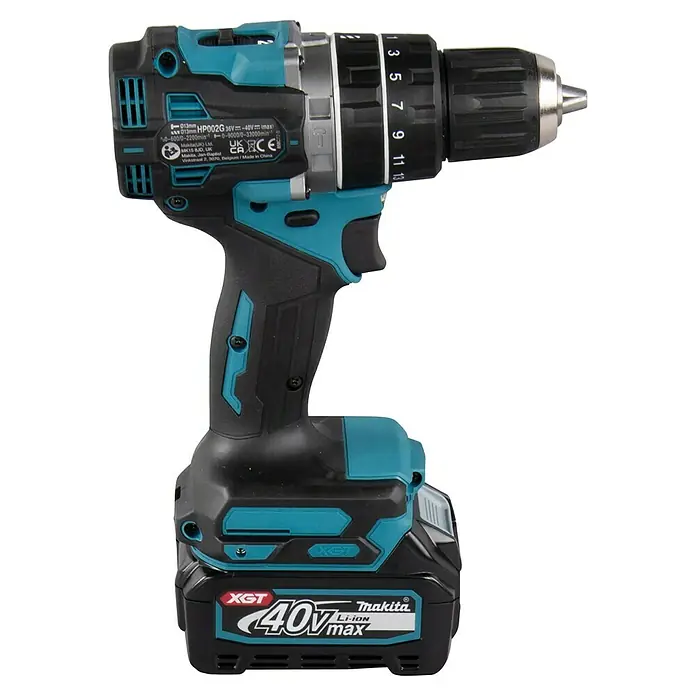 Makita XGT 40V max. Taladro atornillador percutor de batería HP002GA202 - 40 V, 2 baterías, 2 Ah, 64 Nm - Taladro inalámbrico Makita XGT 40V negro y turquesa con batería visible.
